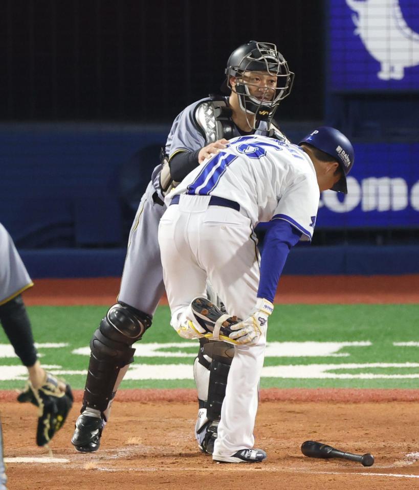 　４回、自打球を受けた大貫を心配する坂本（撮影・金田祐二）