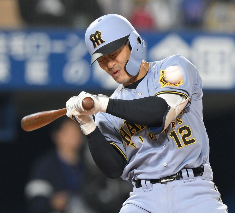 　４回、内角の球をよける坂本（撮影・伊藤笙子）