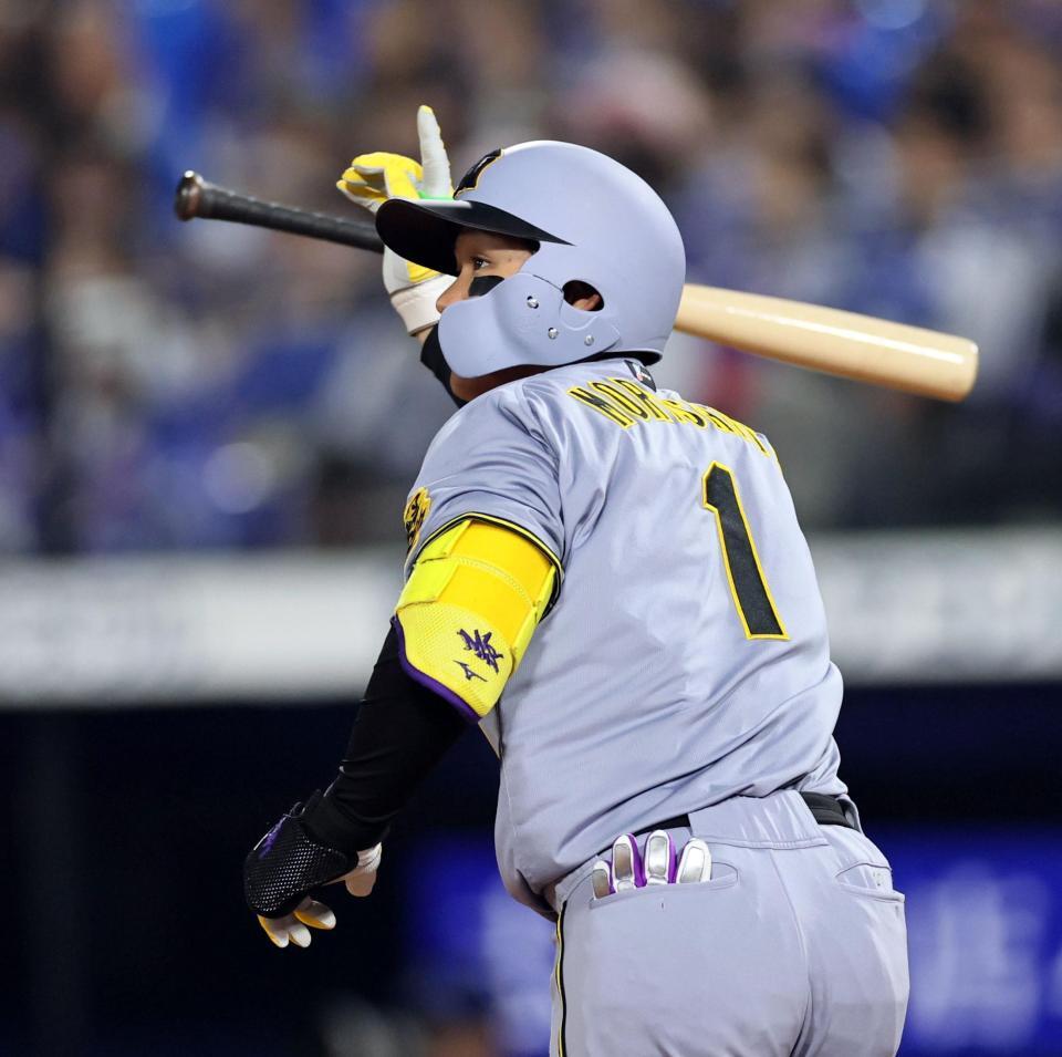 　７回、勝ち越し２ランを放つ森下（撮影・田中太一）