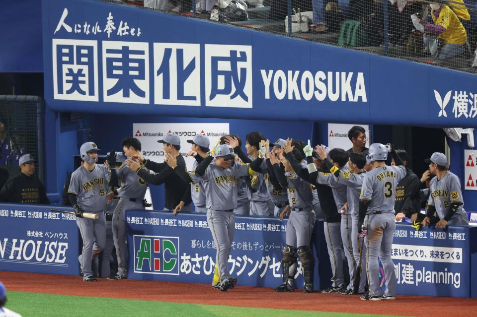 　７回、勝ち越し２ランを放ち、ナインに迎えられる森下（撮影・金田祐二）