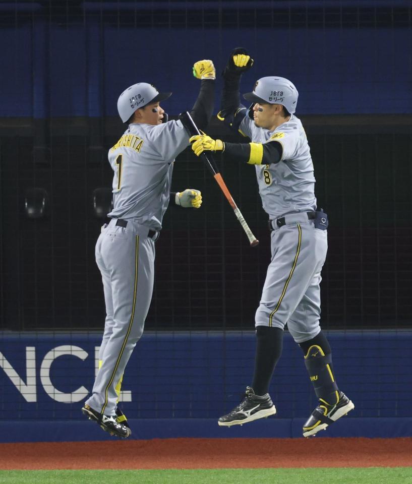 　７回、勝ち越し２ランを放ち、佐藤輝に迎えられる森下（撮影・金田祐二）