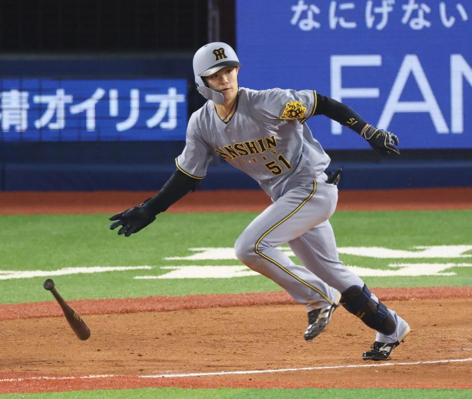 　７回、同点適時二塁打を放つ中野（撮影・金田祐二）