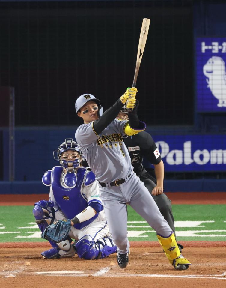 　７回、勝ち越し２ランを放つ森下（撮影・金田祐二）