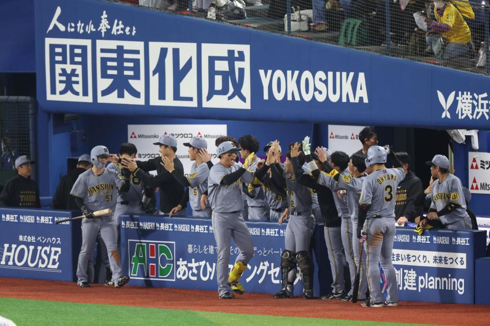 　７回、勝ち越し２ランを放ち、ナインに迎えられる森下（撮影・金田祐二）