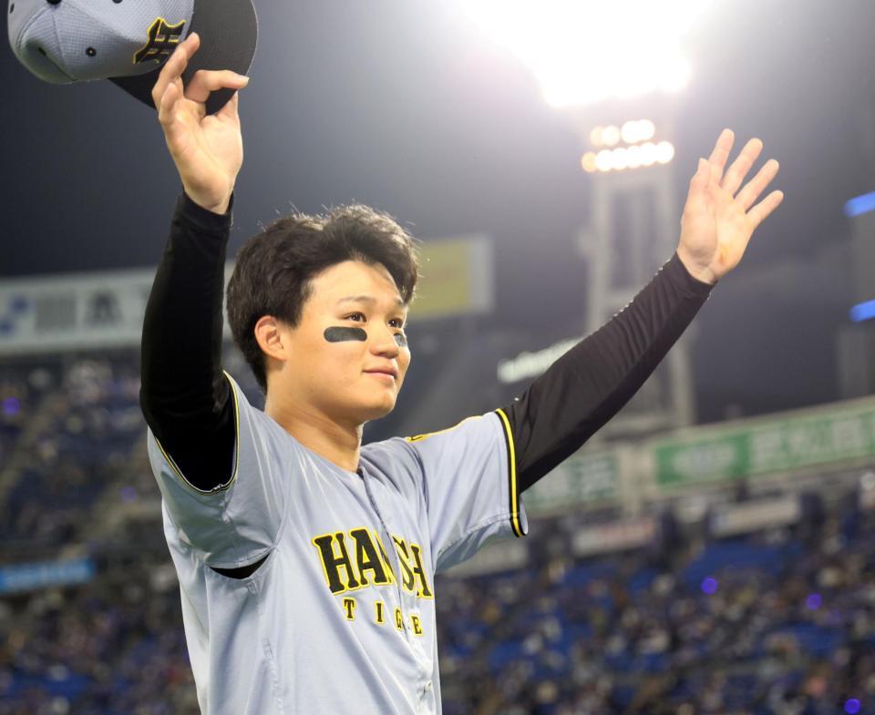 　声援に両手を振って応える森下（撮影・田中太一）