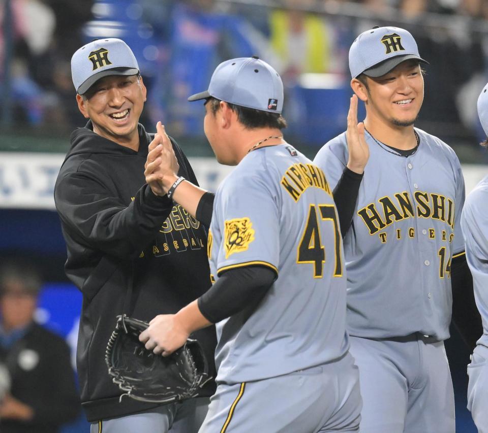 　９回を締めた桐敷（中央）を笑顔で迎える藤川監督（左）と岩貞（撮影・伊藤笙子）
