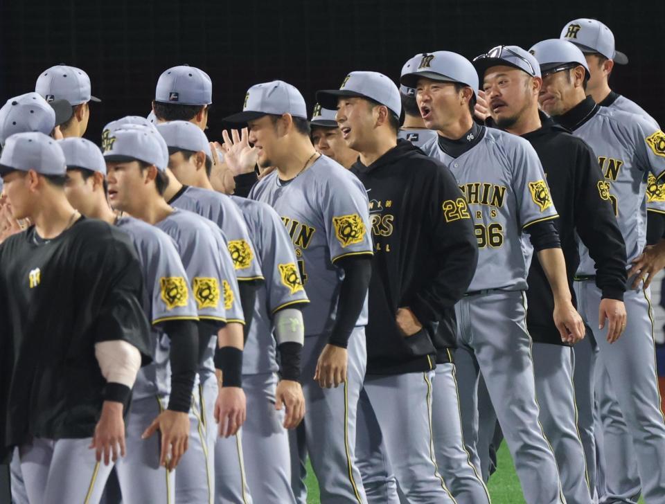 　ナインを迎える岩貞、藤川監督ら（撮影・金田祐二）