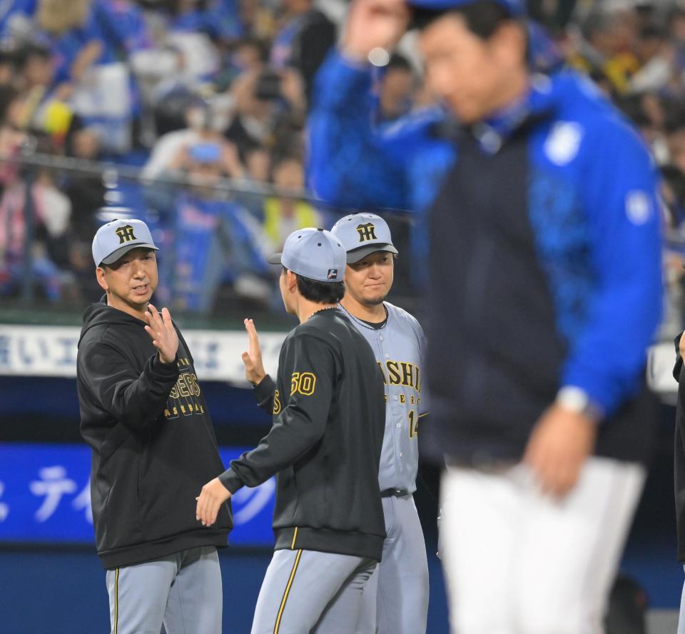 　ＤｅＮＡ相手に３連勝を決め、ナインとハイタッチする藤川監督（左）＝撮影・伊藤笙子