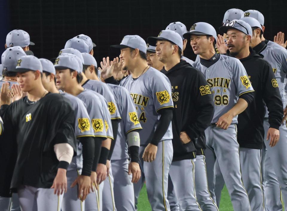 　ナインを迎える岩貞、藤川監督ら（撮影・金田祐二）