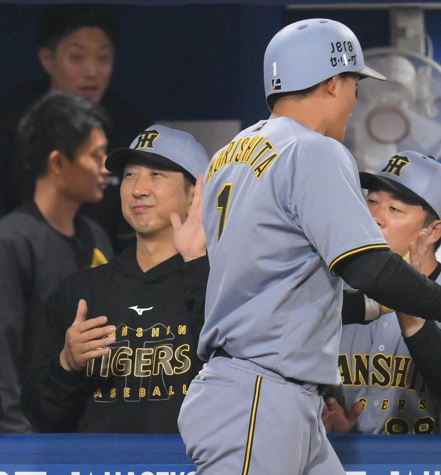 　７回、左越え２ランを放った森下（右）を迎える藤川監督（撮影・伊藤笙子）