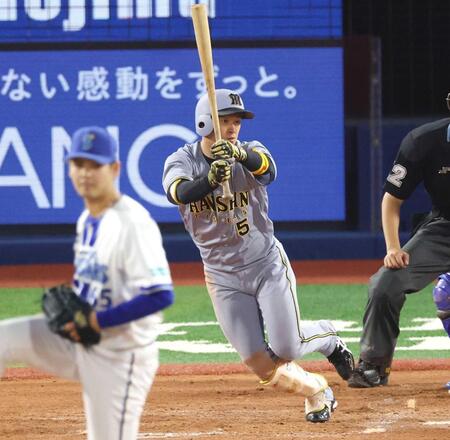 　９回、この試合４安打目となる左前打を放つ近本