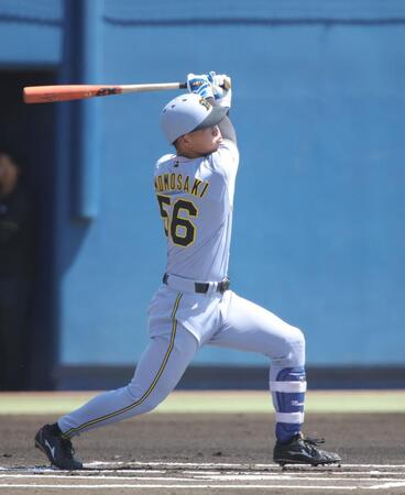 　１回、百崎は中越えに二塁打を放つ（撮影・坂部計介）