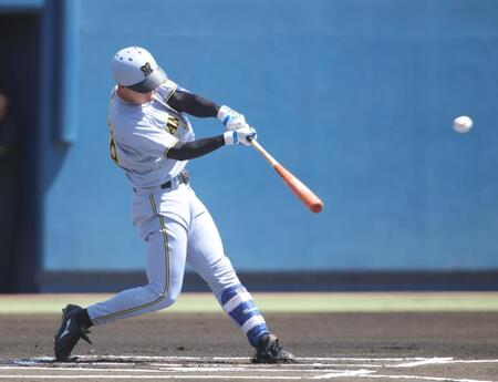 　１回、百崎は中越えに二塁打を放つ（撮影・坂部計介）