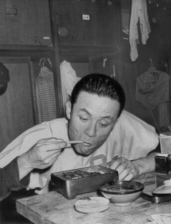 　ウナギでスタミナを養う小山氏＝６６年６月