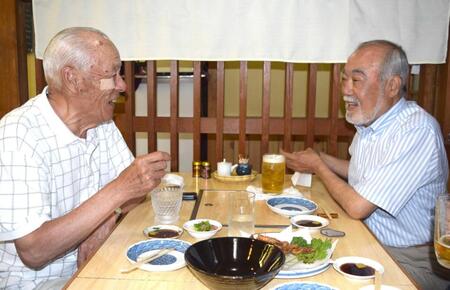 　安仁屋氏（右）と対談する小山氏＝１８年６月