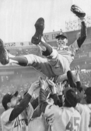 　通算３００勝を達成し胴上げされる小山氏＝７１年７月