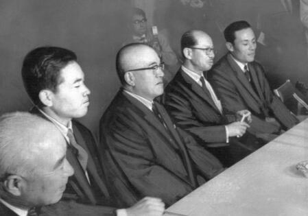 　大毎・山内と世紀のトレード。（右から）小山、大毎・永田オーナー、阪神・野田オーナー、大毎・山内＝６３年１２月