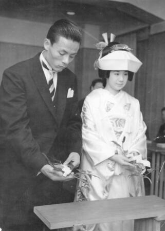 　結婚式を挙げる小山夫妻