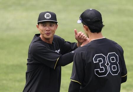 　１軍に合流した熊谷。右は小幡（撮影・中田匡峻）