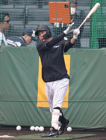 　打撃練習をする熊谷（撮影・中田匡峻）