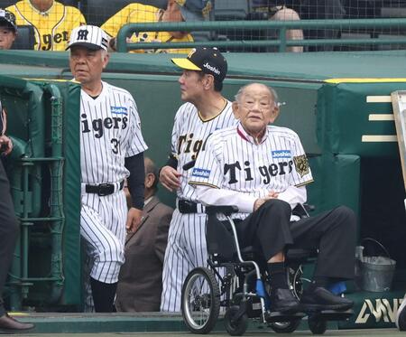 【写真】車いすで登場の江夏氏が立った！チューブつけたままでも背筋ピーン