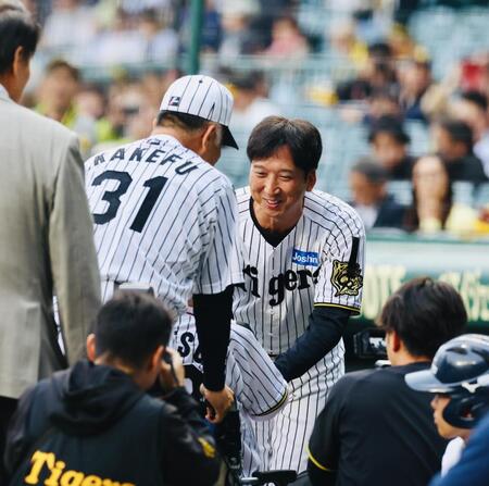 　江夏豊氏と握手を交わす藤川監督
