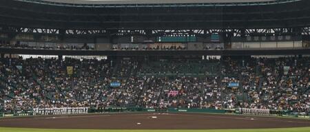 　亡くなった小山正明さんへ、黙とうを捧げる阪神、巨人の両軍ナイン（撮影・中田匡峻）