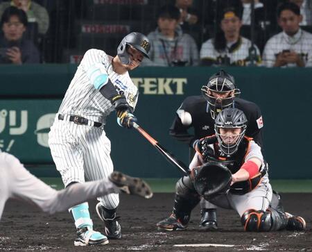 　３回、センターへ３ランを放つ佐藤輝（撮影・中田匡峻）