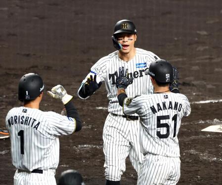 　３回、３ランを放ち生還する佐藤輝（中央）＝撮影・山口登