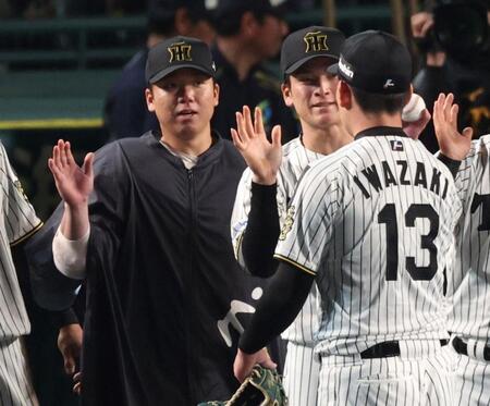 　岩崎（１３）からウイニングボールを受け取った村上（左）＝撮影・中田匡峻