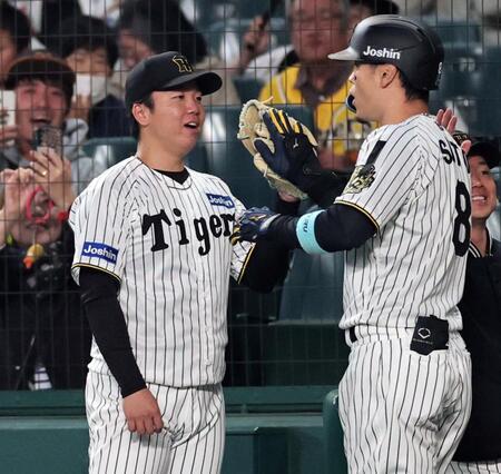 　３回、３ランを放った佐藤輝を迎える村上（撮影・田中太一）