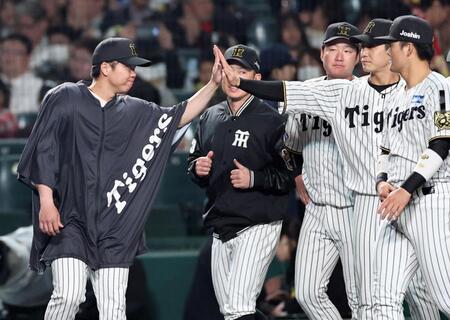 　ナインと勝利のタッチを交わす村上（撮影・田中太一）