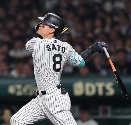 　３回、３ランを放つ佐藤輝（撮影・田中太一）