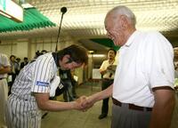 　自身が持つ「連続イニング無失点」の球団記録を更新した藤川（左）を祝福する小山正明氏＝２００６年７月１１日