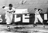 　後輩・村山実（左）と並んで投球練習する小山氏＝１９６２年２月