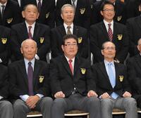 　名球会の前夜祭で王貞治氏（前列右）と並ぶ小山氏（同左）＝２０１８年１１月