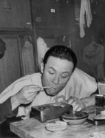 　ウナギでスタミナを養う小山氏＝６６年６月