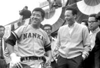 　日本シリーズ（南海-巨人）の試合前に南海・野村（左）と談笑する小山氏＝６６年１０月
