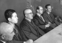 　大毎・山内と世紀のトレード。（右から）小山、大毎・永田オーナー、阪神・野田オーナー、大毎・山内＝６３年１２月