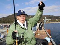 　デイリースポーツの企画で釣り名人として指南する小山正明氏＝２０１３年１２月