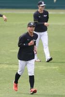 　１軍に合流した熊谷。奥は中野（撮影・中田匡峻）