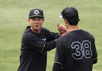　１軍に合流した熊谷。右は小幡（撮影・中田匡峻）