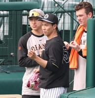 　話をする（左から）大勢、湯浅、ケラー（撮影・中田匡峻）