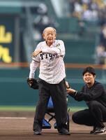 　車椅子から立ち上がった江夏豊氏＝撮影・山口登