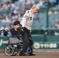 　車いすから立ち上がる江夏豊氏（撮影・田中太一）