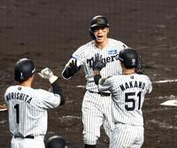 　３回、３ランを放ち生還する佐藤輝（中央）＝撮影・山口登