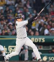 　１回、先制適時打を放つ大山（撮影・北村雅宏）