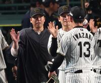 　岩崎（１３）からウイニングボールを受け取った村上（左）＝撮影・中田匡峻