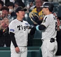 　３回、３ランを放った佐藤輝を迎える村上（撮影・田中太一）