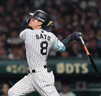　３回、３ランを放つ佐藤輝（撮影・田中太一）